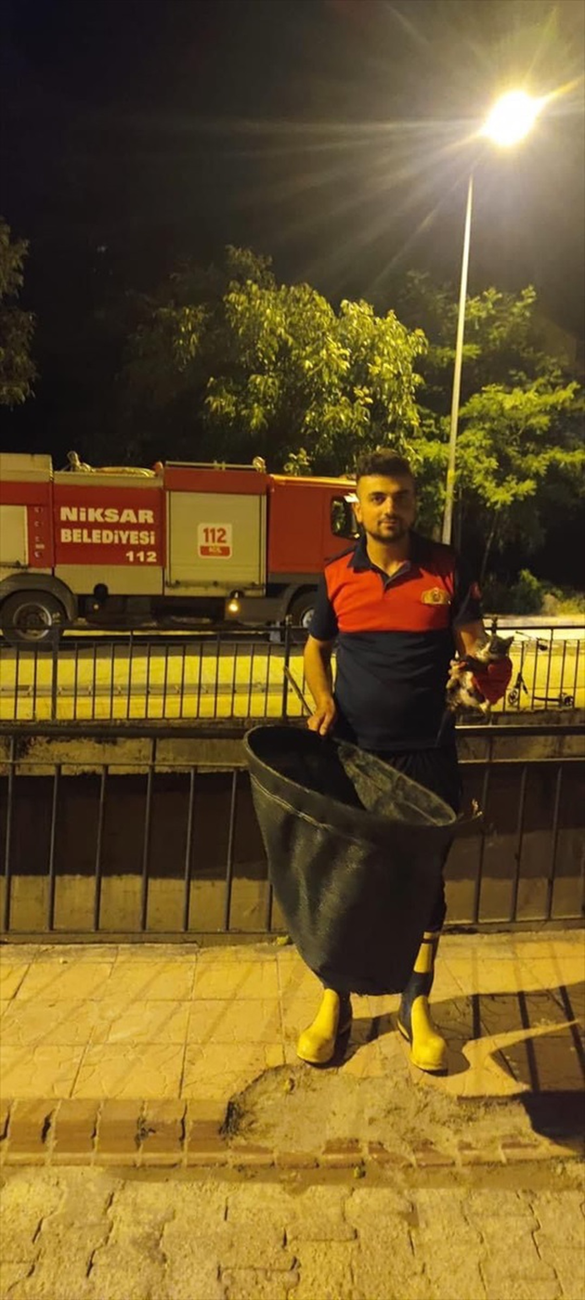 Niksar\'da dereye düşen kedi yavrusu kurtarıldı