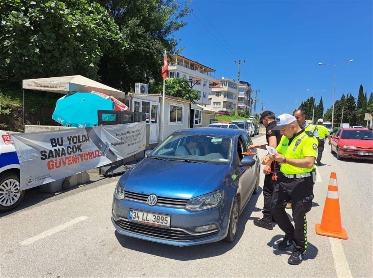 Ordu\'da trafik denetimlerinde çikolata ikramı