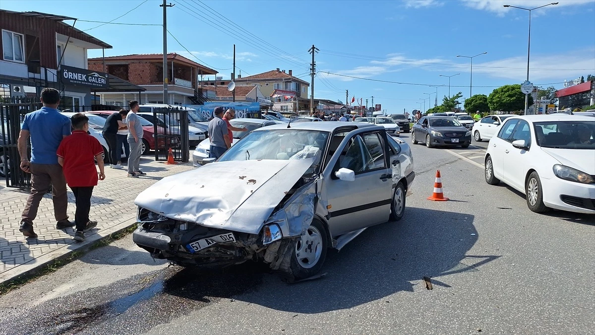 Samsun Bafra\'da Otomobil Kazası: 4 Yaralı