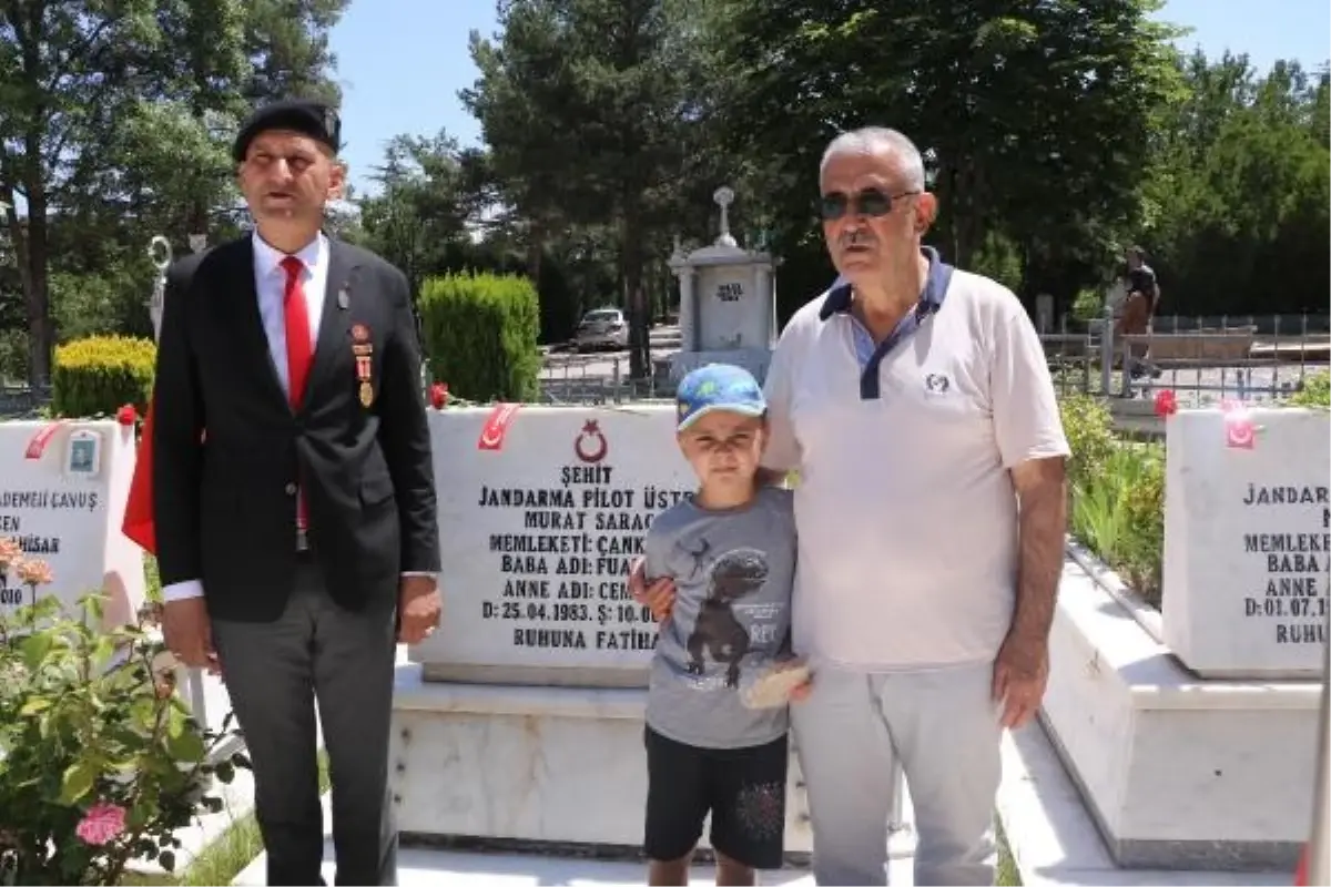 Şehit babası oğlunun kabrini ziyaret etti: 'Boynuma sarılıp da babam desesini o kadar özlüyorum ki'