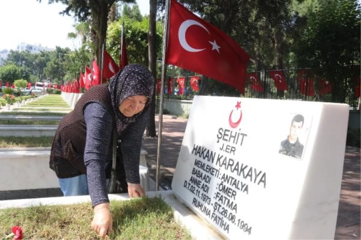 Antalya\'da Kurban Bayramı öncesi mezarlık ziyaretleri