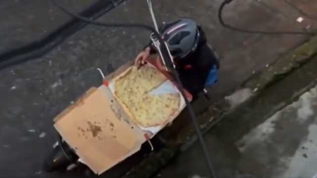 Siparişe çıkan kurye motoru sağa çekip pizzadan bir dilim yedi, son hareketi geometri dersi gibi Siparişe çıkan kurye motoru sağa çekip pizzadan bir dilim yedi, son hareketi geometri dersi gibi