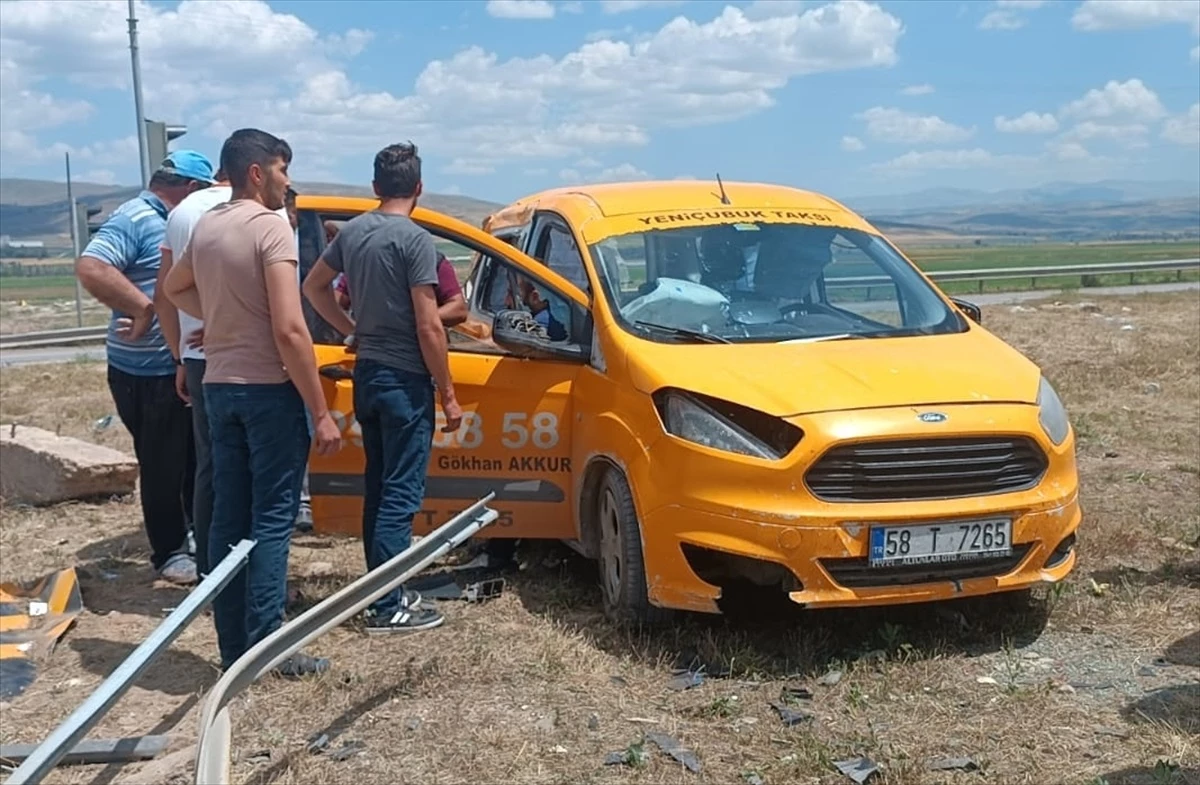 Sivas\'ta Otomobillerin Çarpışması Sonucu 10 Kişi Yaralandı