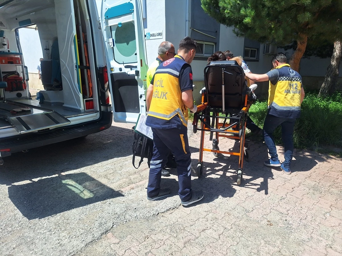 Sivas\'ta Otomobiller Çarpıştı: 4\'ü Çocuk 9 Kişi Yaralandı