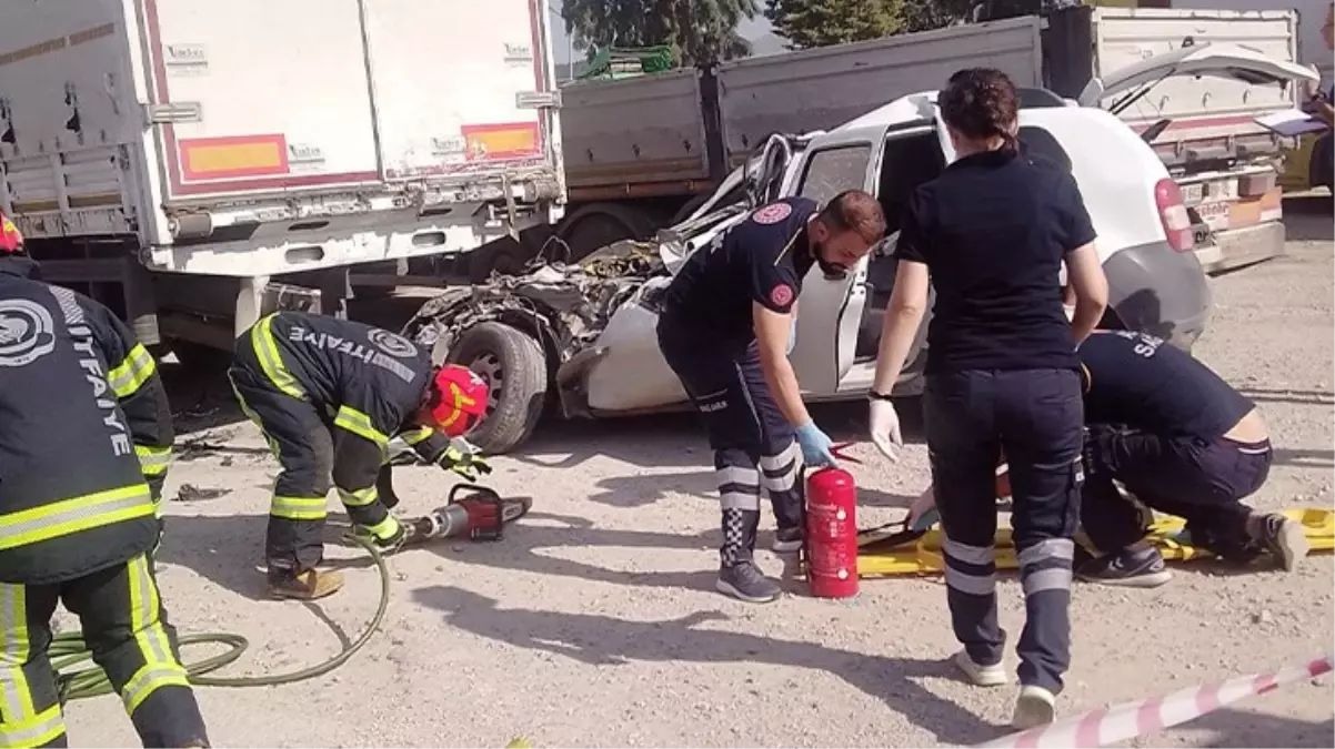 Tıra saplanan otomobil kağıt gibi ezildi! Aracın sürücüsü oracıkta feci şekilde can verdi
