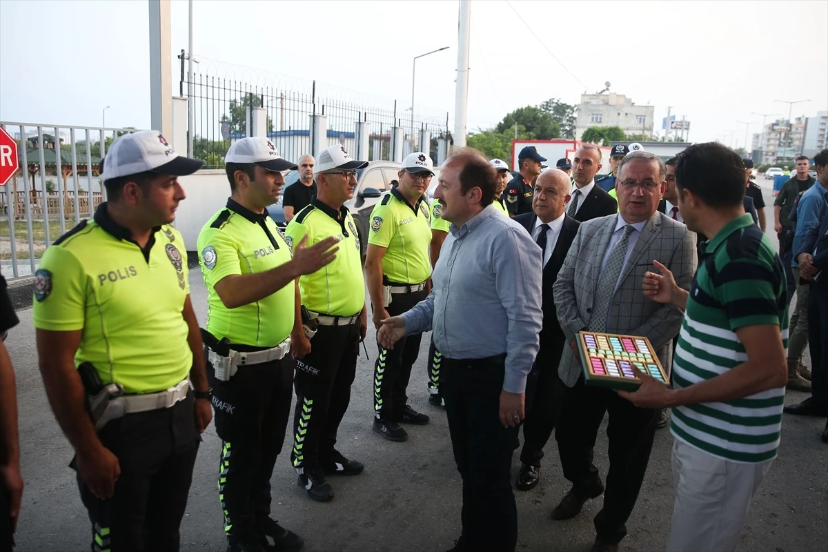 Mersin Valisi Ali Hamza Pehlivan, Kurban Bayramı için şehre gelen tatilcileri karşıladı
