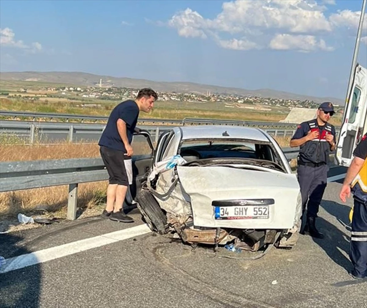 Aksaray\'da Otomobil Kazası: 1 Çocuk Hayatını Kaybetti, 7 Kişi Yaralandı