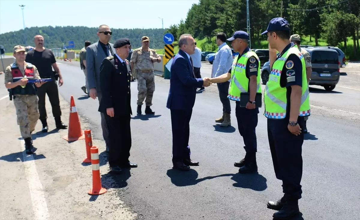 Ardahan Valisi Hüseyin Öner, bayramda sağlık çalışanları ve kolluk kuvvetlerini ziyaret etti