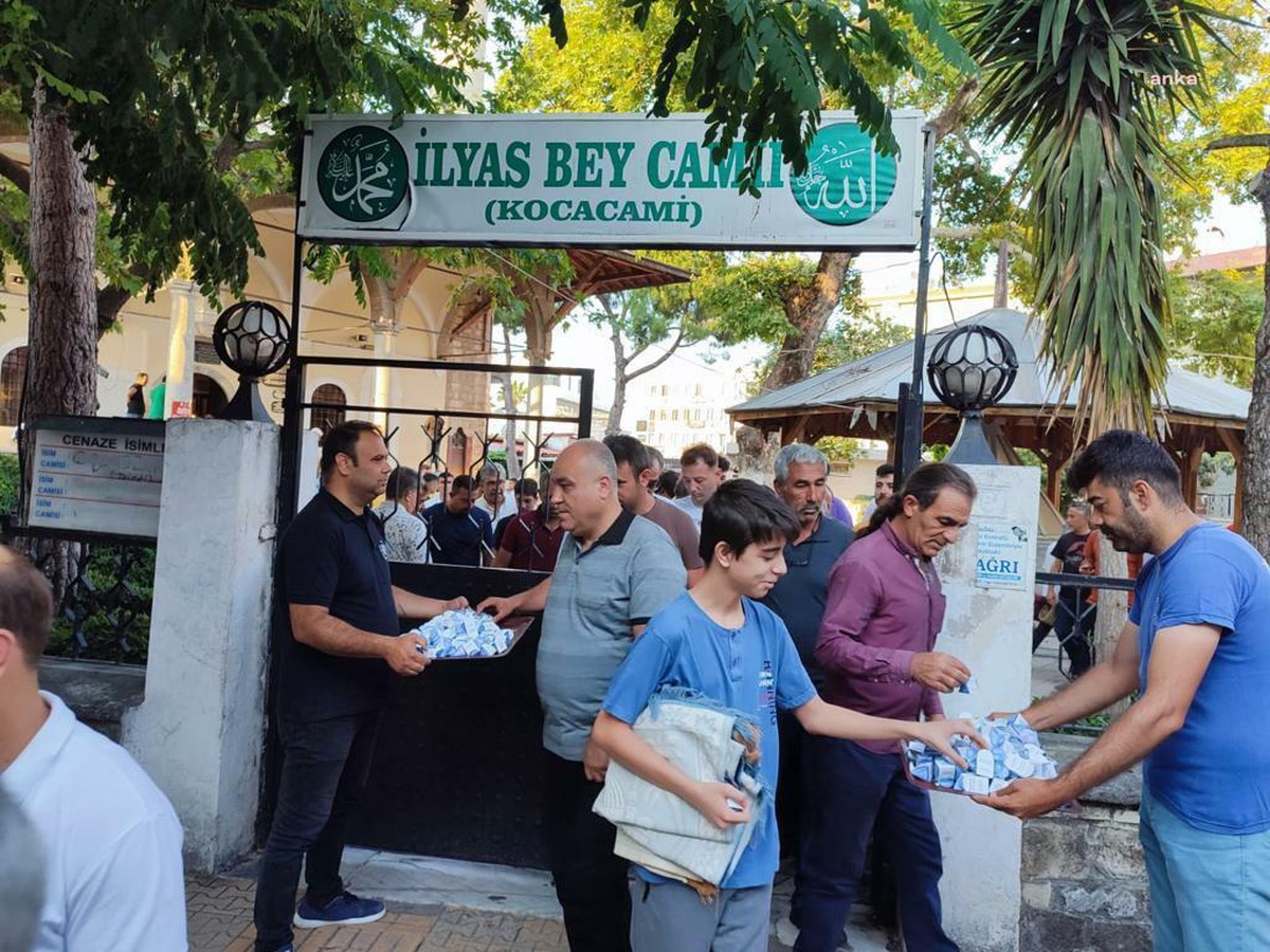 Aydın Büyükşehir Belediyesi, 17 ilçedeki camilerde bayramlaştı