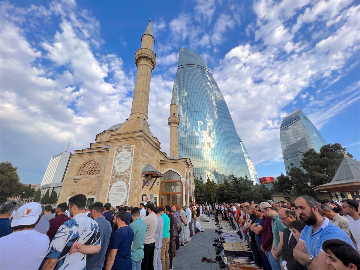 Azerbaycan\'da binlerce Müslüman bayram namazı için camilere akın etti