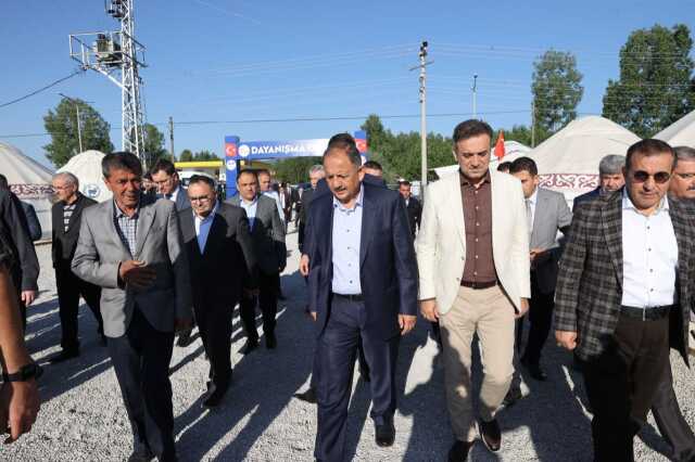 Bakan Özhaseki'den depremzede kadının ev talebine iç ısıtan yanıt: Bittiğinde gelip seni evine çıkarağız Bakan Özhaseki'den depremzede kadının ev talebine iç ısıtan yanıt: Bittiğinde gelip seni evine çıkarağız