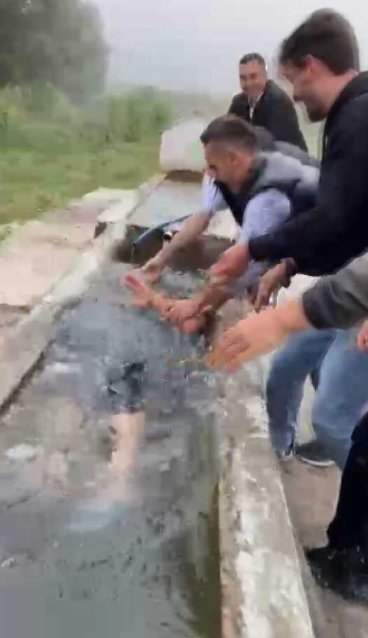 Bayram namazına gelmeyenlere 'sulu' şaka Bayram namazına gelmeyenlere 'sulu' şaka