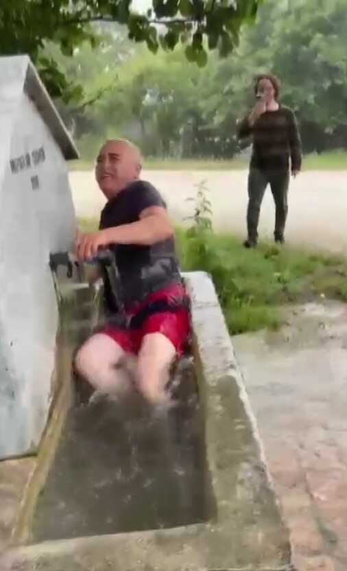Bayram namazına gelmeyenlere 'sulu' şaka Bayram namazına gelmeyenlere 'sulu' şaka