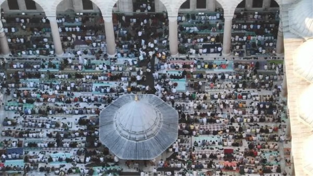 İstanbul\'da Binlerce Kişi Fatih Camii\'nde Bayram Namazı Kıldı