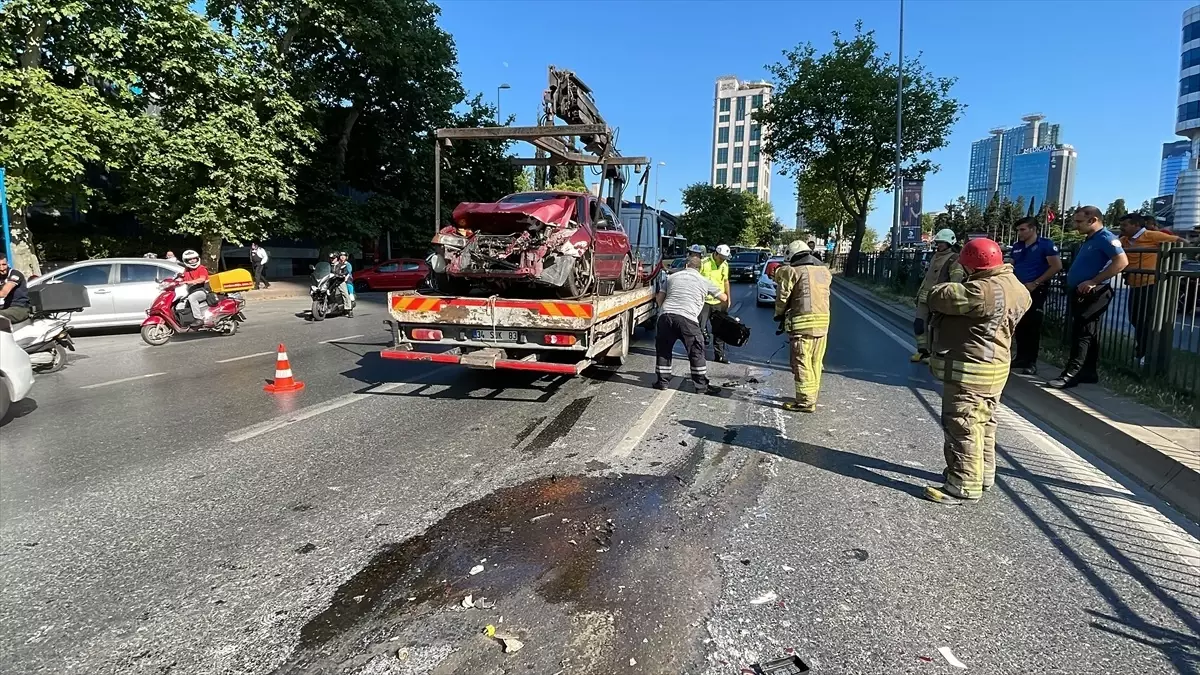 Beşiktaş\'ta Zincirleme Trafik Kazası: Bir Kadın Yaralandı