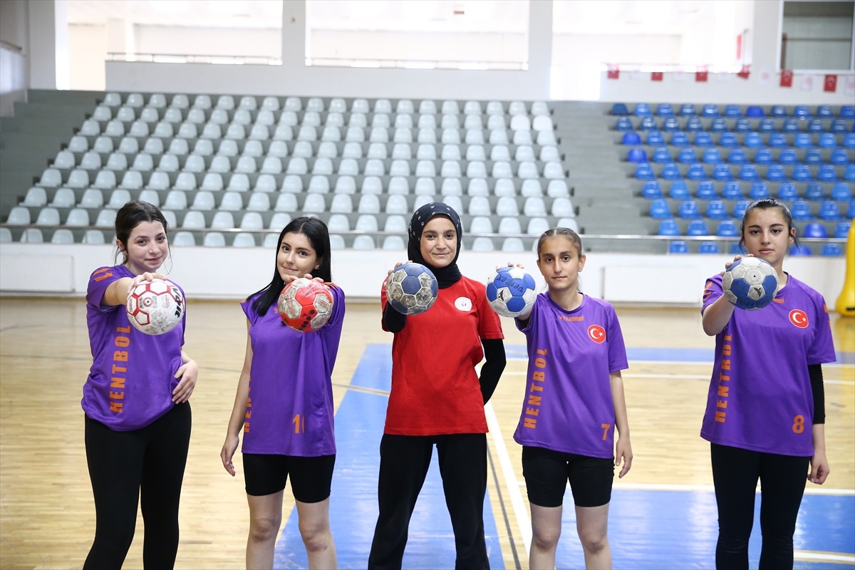 Bingöl Yükselen Gençlikspor\'un 6 kız oyuncusu milli takım seçmelerine davet edildi