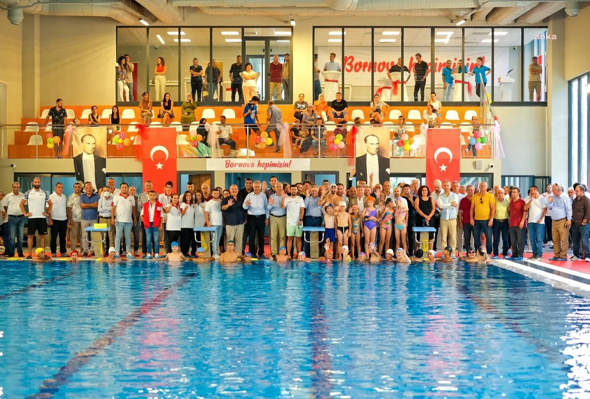 Bornova Belediyesi Çamdibi Yarı Olimpik Yüzme Havuzu\'nda Çocuklar Yüzme Öğreniyor