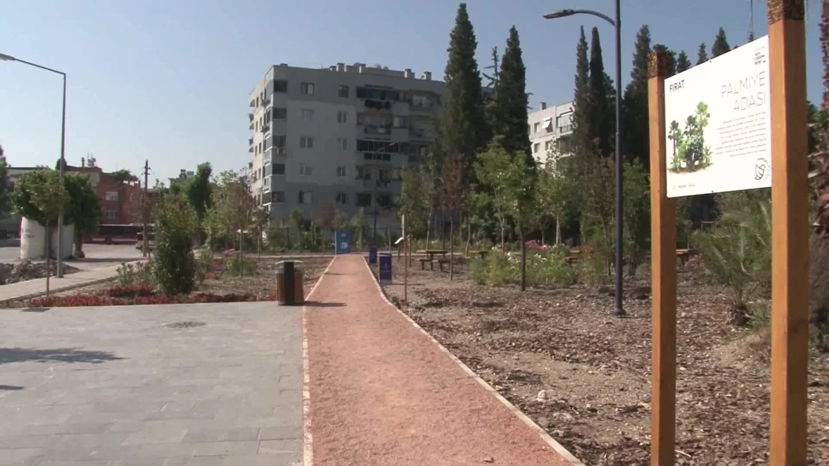 İzmir Büyükşehir Belediyesi tarafından Buca\'da kurulan Fırat Yaşayan Parkı büyük ilgi görüyor