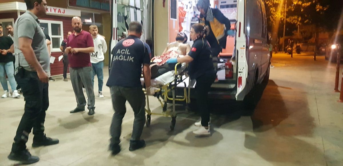 İnegöl\'de Bıçaklı Kavga: Bir Kişi Ağır Yaralandı