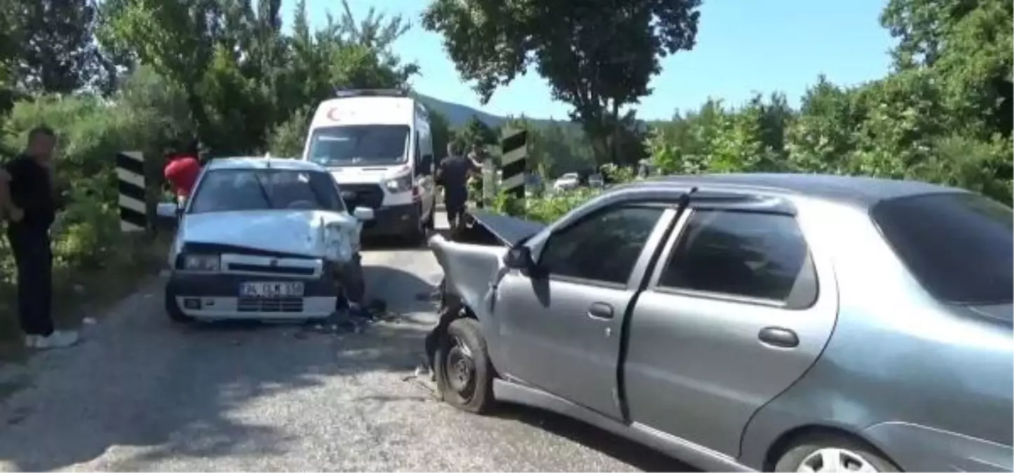 Çanakkale\'de Köprüde Kaza: 2\'si Çocuk 8 Kişi Yaralandı