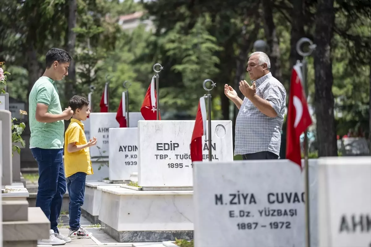 Başkentte Şehit Yakınları Kurban Bayramı\'nda Cebeci Askeri Şehitliği\'ni Ziyaret Etti