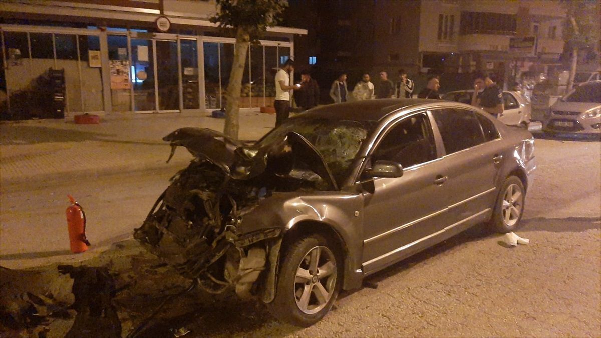 Çorum\'da iki otomobilin çarpıştığı kazada 3 kişi yaralandı