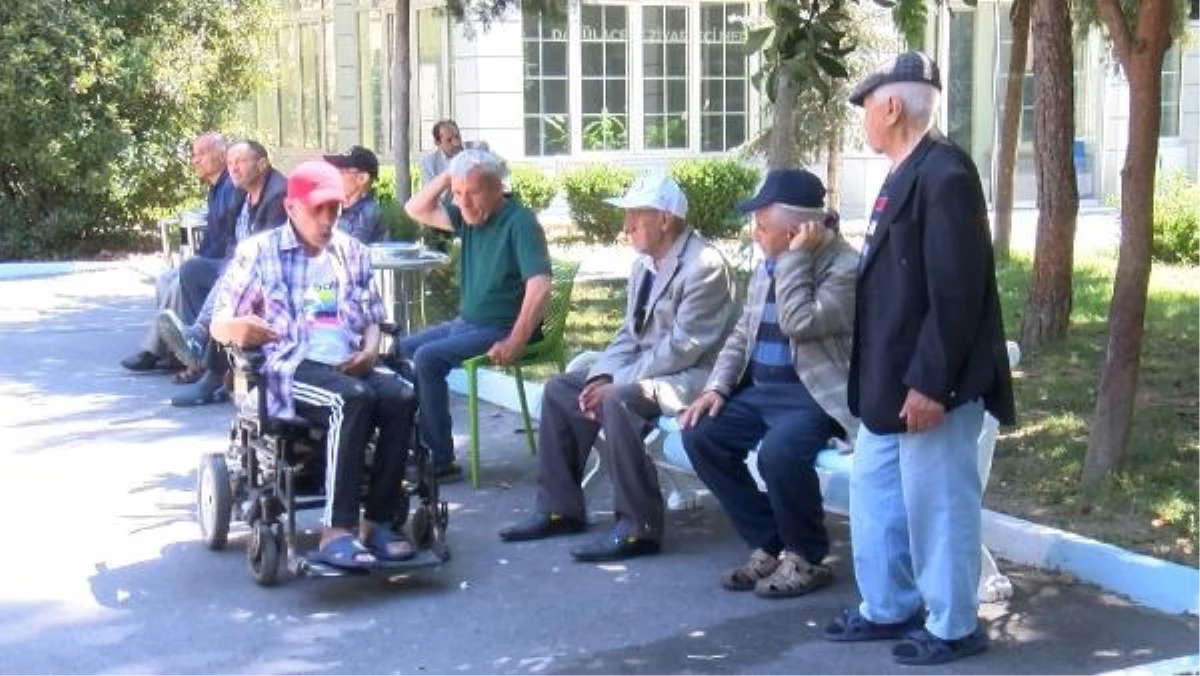 Darülaceze\'deki yaşlılar bayram ziyaretleriyle sevindi