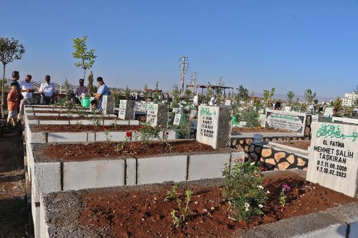 Diyarbakır\'da depremzedeler bayramda yakınlarının mezarlarını ziyaret etti