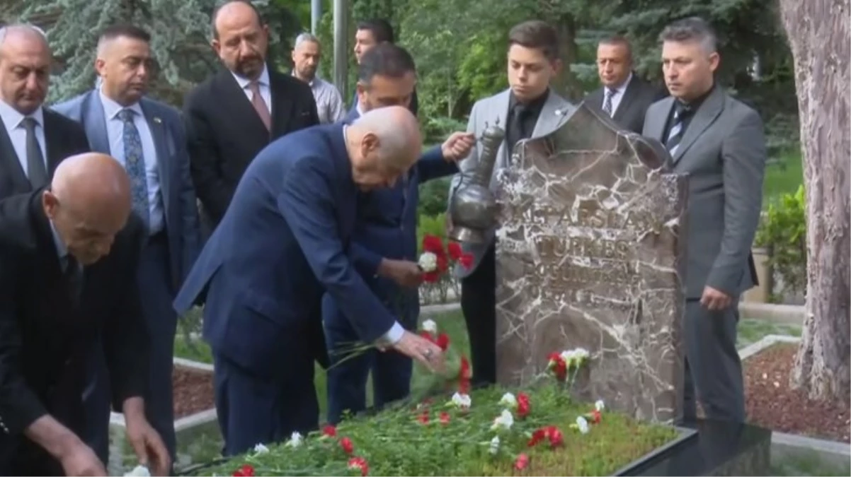 Devlet Bahçeli, Alparslan Türkeş\'in mezarını ziyaret etti
