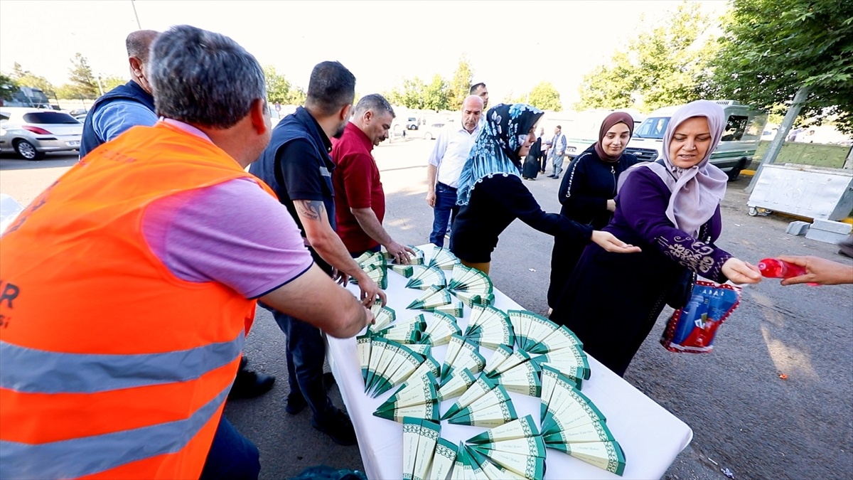 Diyarbakır Büyükşehir Belediyesi Kabir Ziyaretine Şeker ve Lokum İkram Etti