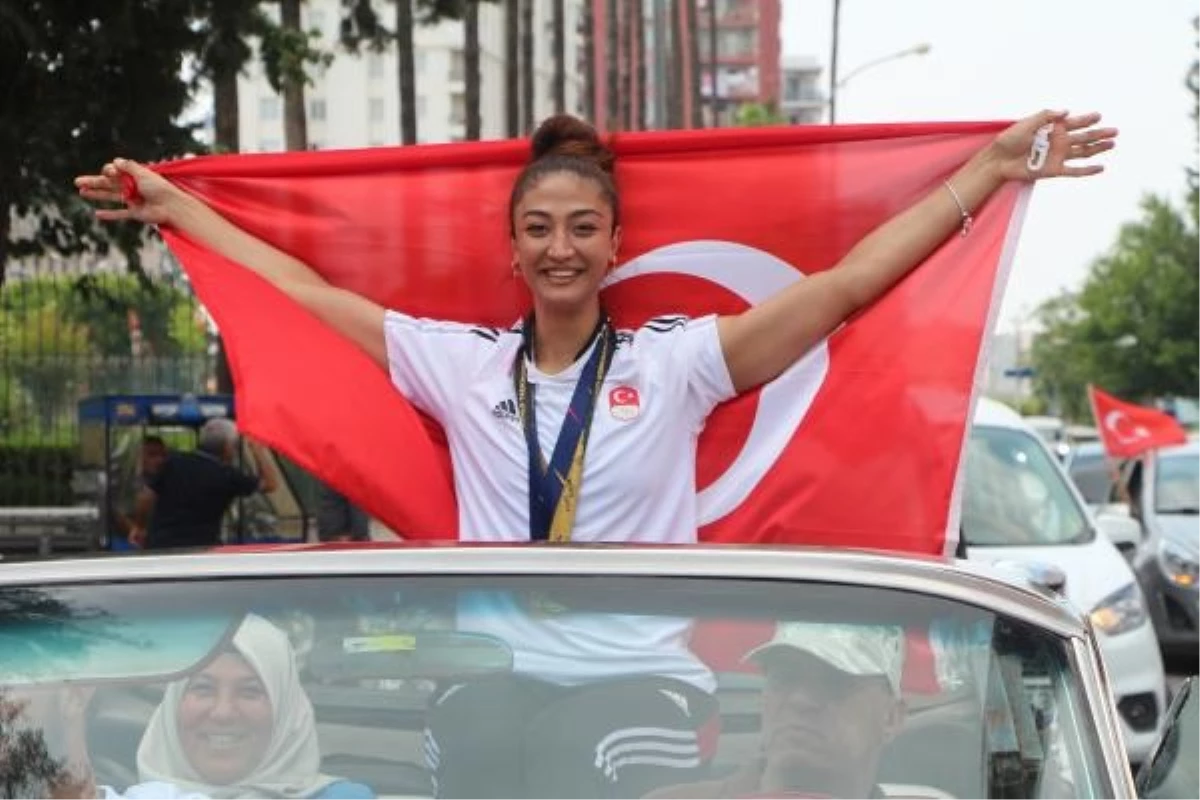 Dünya Şampiyonu Nafia Kuş, Üstü Açık Otomobille Adana\'da Tur Attı