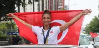 Dünya Tekvando Şampiyonu Nafia Kuş, Adana'da kent turu attı