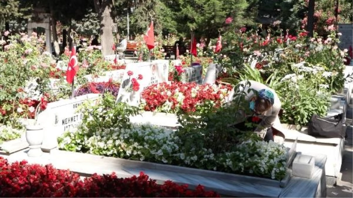 Şehit Yakınları Kurban Bayramı\'nda Edirnekapı Şehitliği\'ni Ziyaret Etti