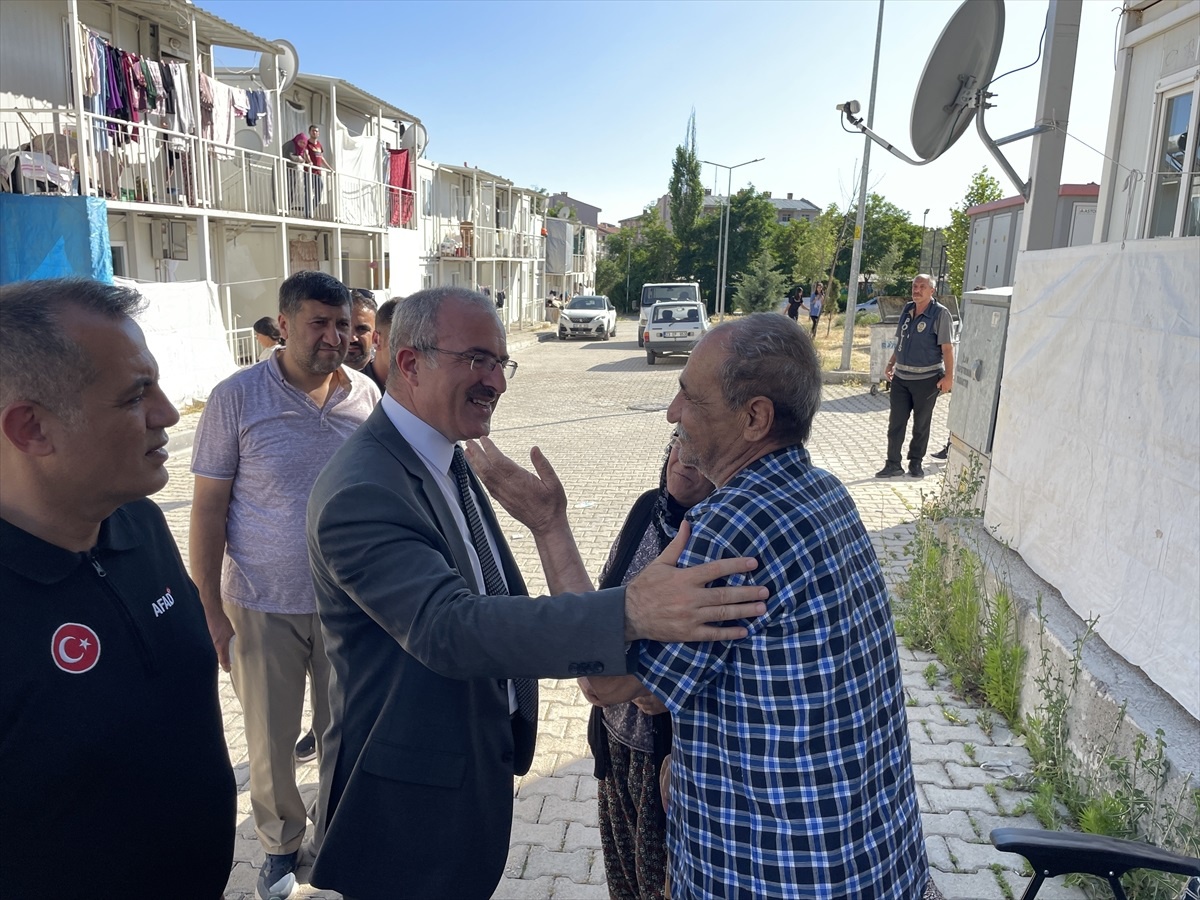 Elazığ Valisi Ömer Toraman, depremzedeler ve Ahıska Türkleri ile bayramlaştı