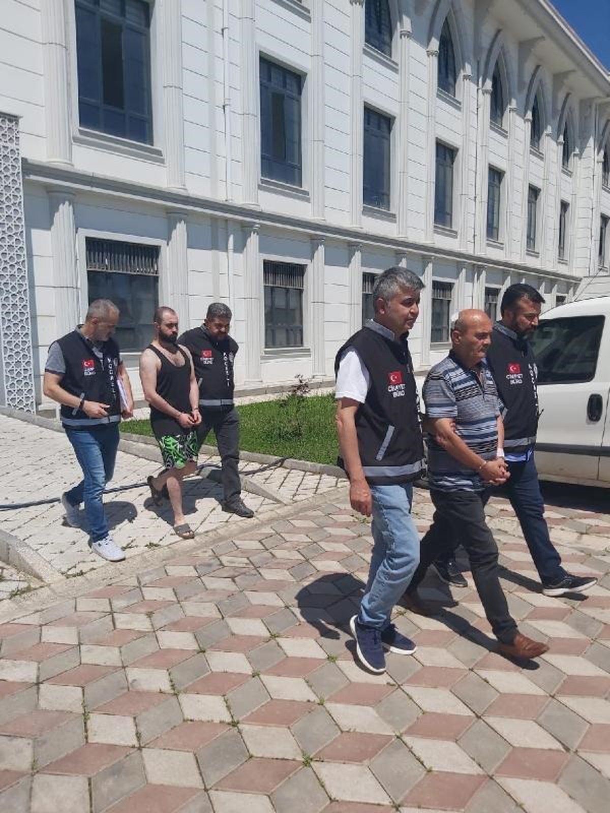 Gölcük\'te Eşini Taciz Eden Kişi, Baltayla Yaraladığı Şahıs Tutuklandı