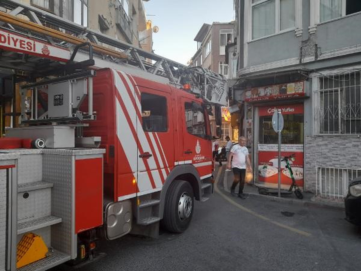Fatih\'te 4 Katlı Bir Binada Yangın Çıktı