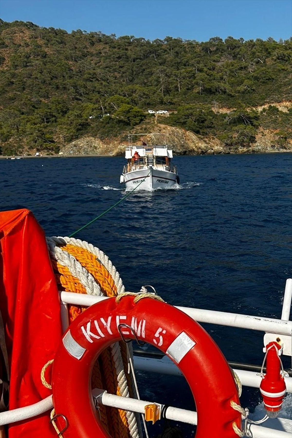 Fethiye\'de sürüklenen tekne kurtarıldı
