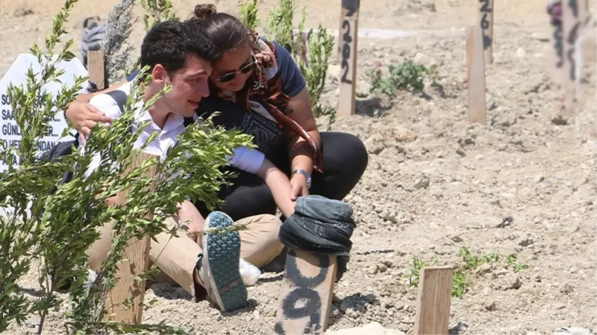 Hatay\'da Deprem Mezarlığına İlk Bayram Ziyareti