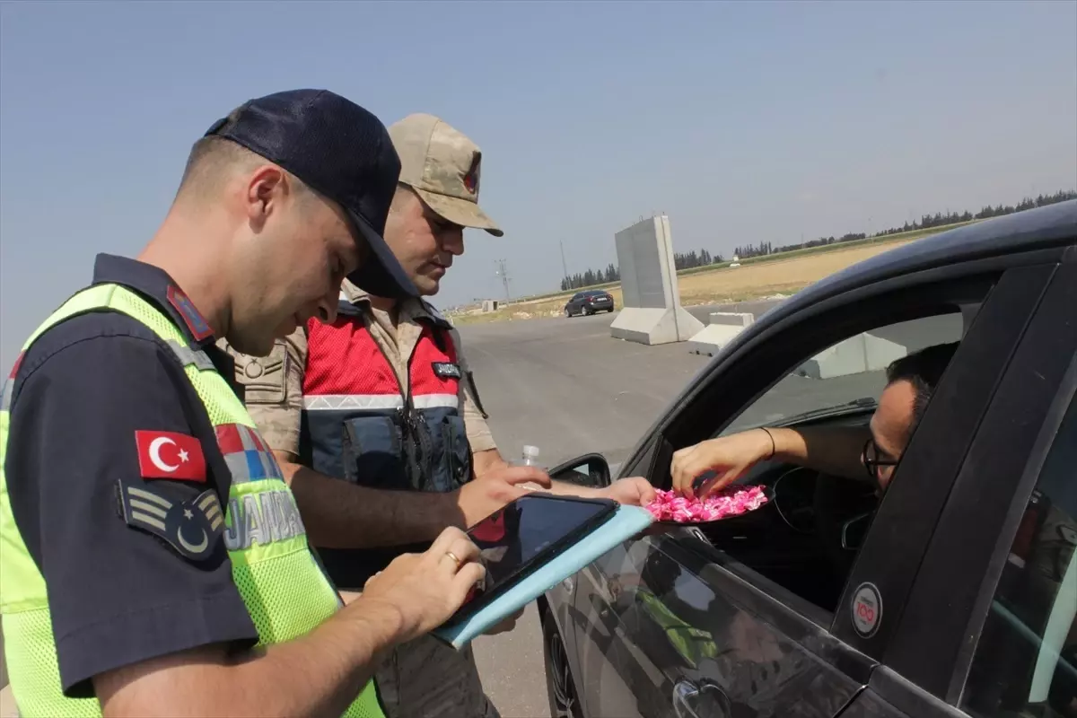 Hatay'da trafik ekipleri vatandaşın bayramını kutladı