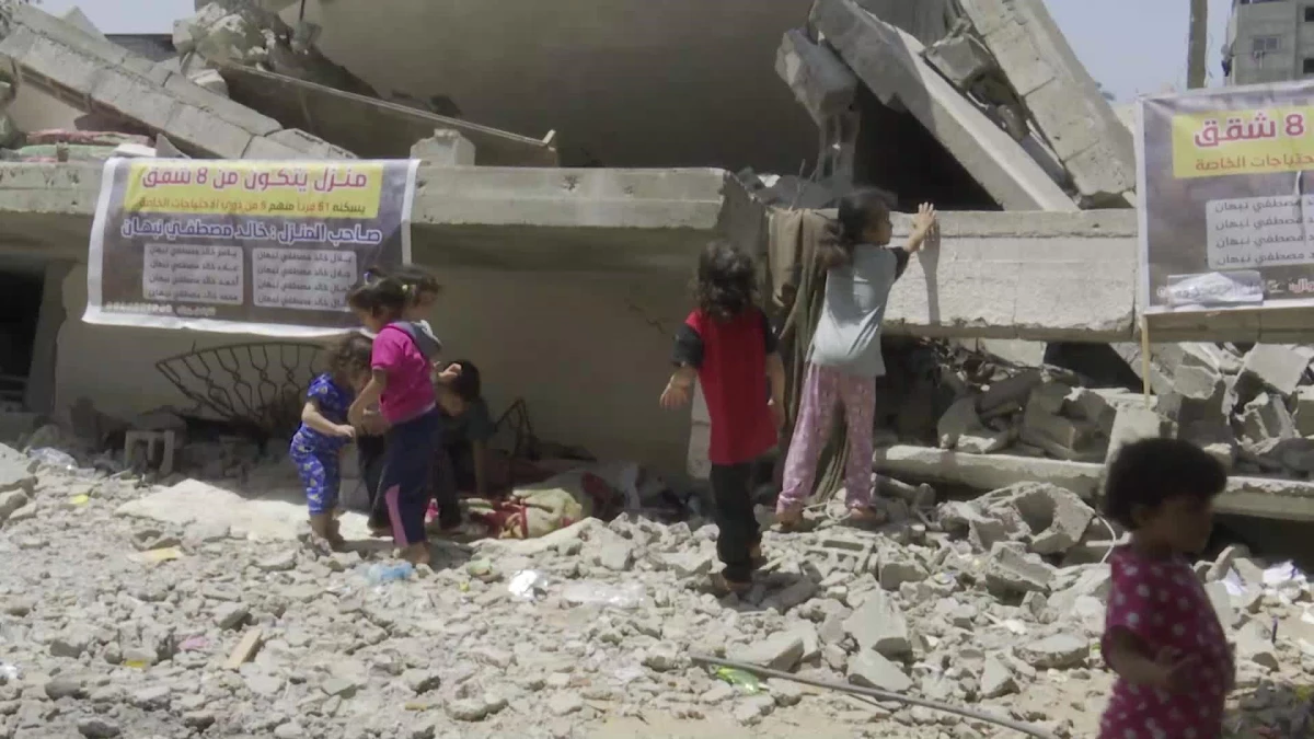 İsrail\'in hava saldırıları sonucu evleri yıkılan Gazzeliler bayram sevinci yaşayamıyor