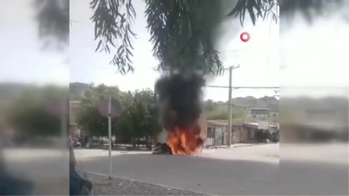 İran\'da öfkeli kalabalık polis aracını ateşe verdi: 2 yaralı
