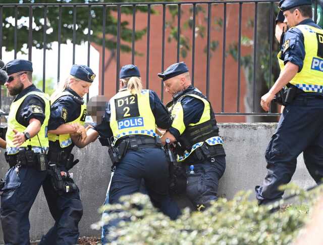 İsveç'te cami önünde Kur'an-ı Kerim yakan provokatöre taş atmak isteyen şahsa polis müdahale etti İsveç'te cami önünde Kur'an-ı Kerim yakan provokatöre taş atmak isteyen şahsa polis müdahale etti
