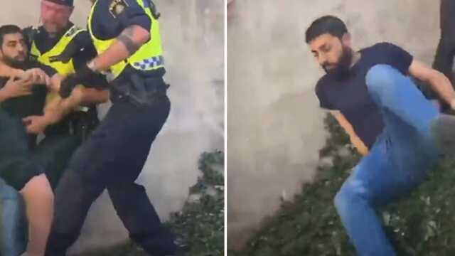 İsveç'te cami önünde Kur'an-ı Kerim yakan provokatöre taş atmak isteyen şahsa polis müdahale etti İsveç'te cami önünde Kur'an-ı Kerim yakan provokatöre taş atmak isteyen şahsa polis müdahale etti