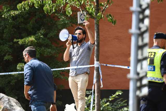 İsveç'te cami önünde Kur'an-ı Kerim yakan provokatöre taş atmak isteyen şahsa polis müdahale etti İsveç'te cami önünde Kur'an-ı Kerim yakan provokatöre taş atmak isteyen şahsa polis müdahale etti