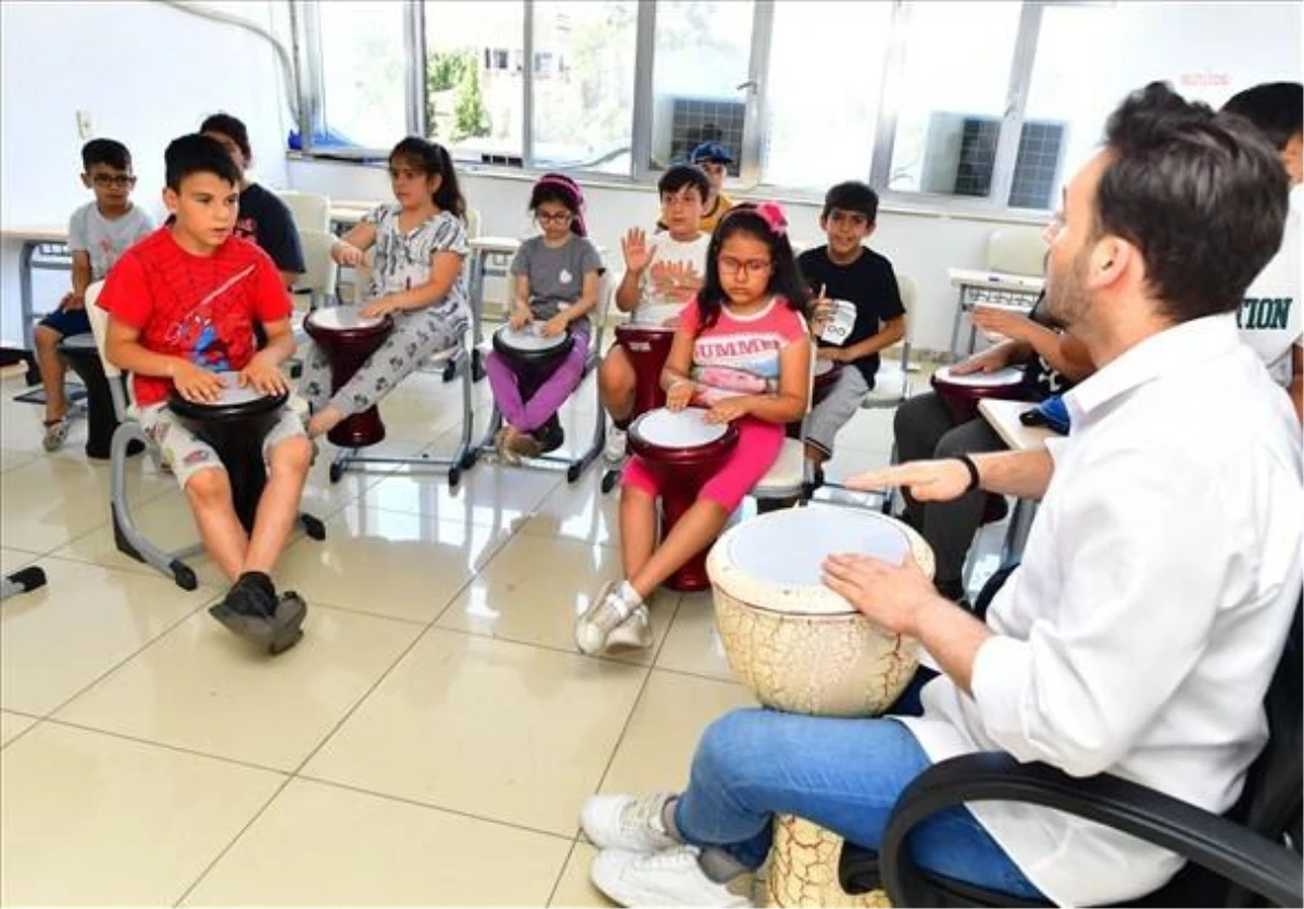İzmir\'deki Çocuk Faaliyet Merkezi, Kentsel Olanaklara Erişimi Kısıtlı Çocuklar İçin İlgi Odağı Haline Geldi