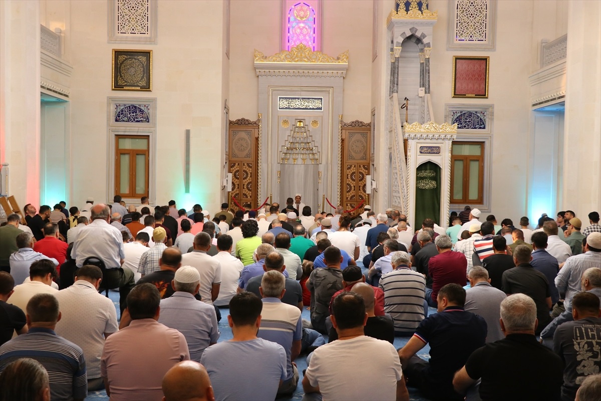 İzmir\'de Vatandaşlar Bayram Namazı İçin Camilere Akın Etti