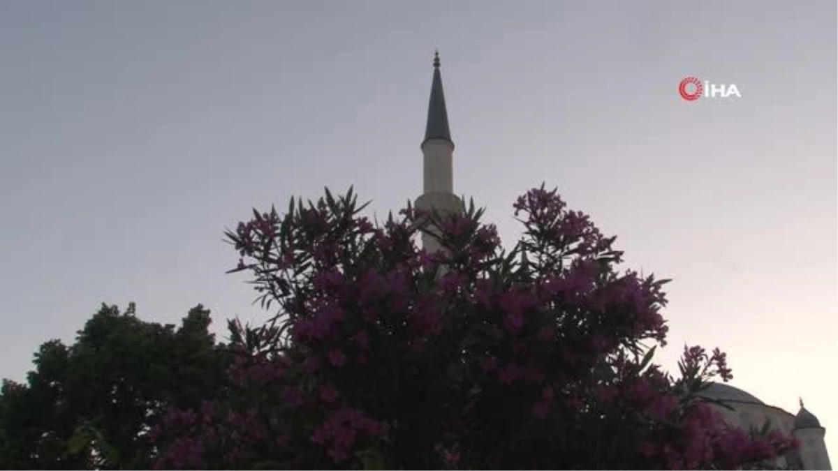 İzmirliler Bayram Namazı İçin Camilere Akın Etti