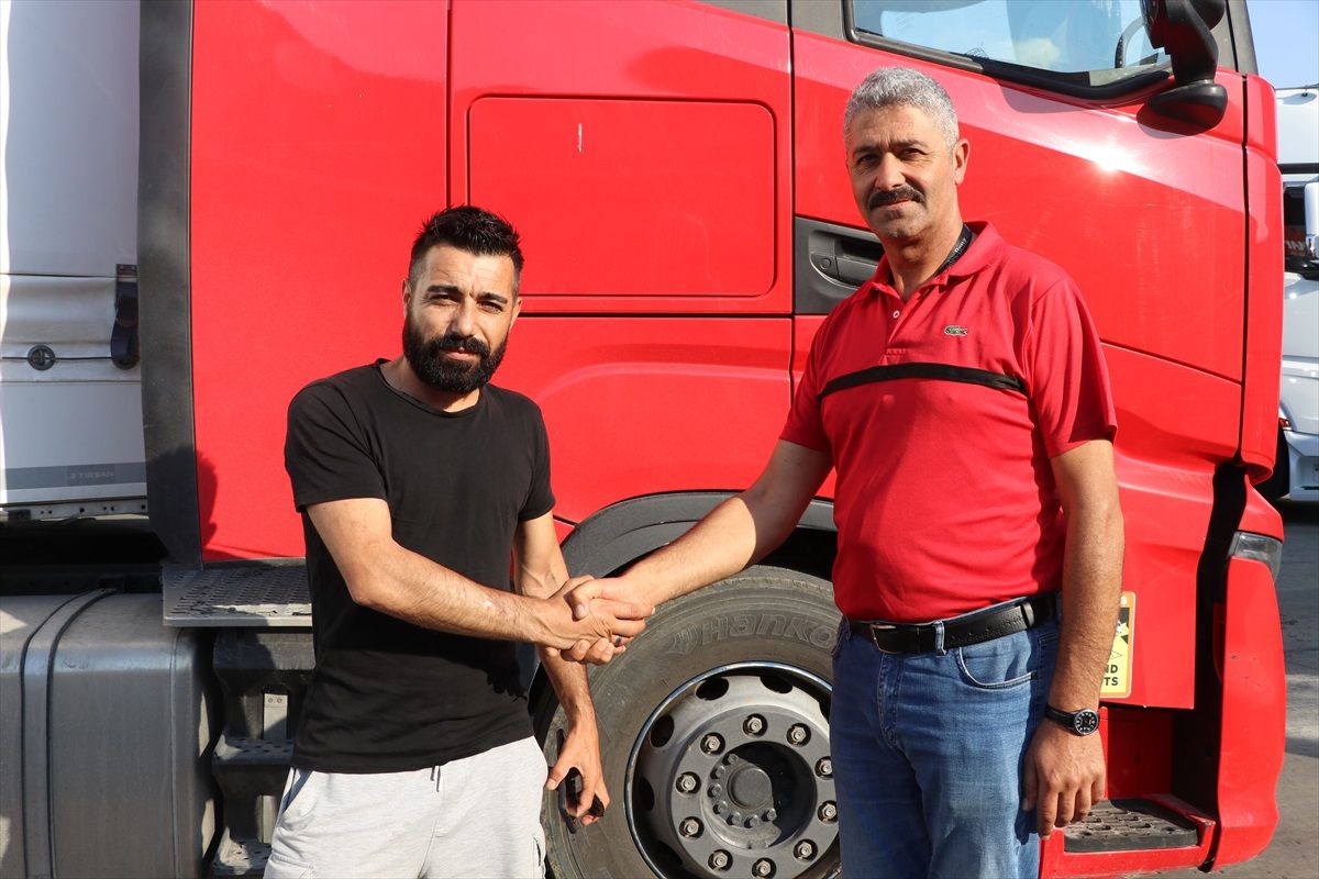 Tır Şoförleri Ailelerinden Uzakta Bayram Geçiriyor