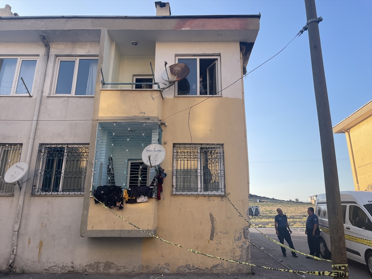 Kayseri\'de İkinci Kattan Düşen Kişi Ağır Yaralandı