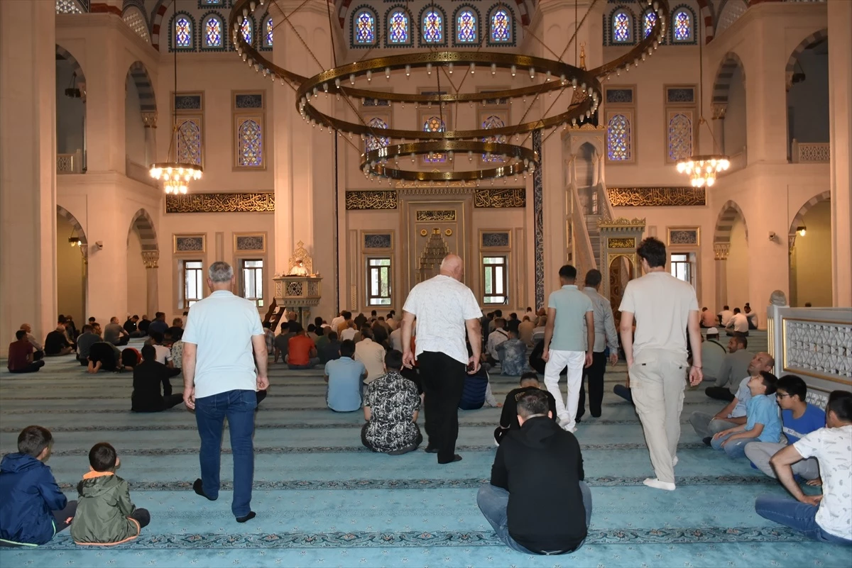 Kırıkkale\'de Bayram Namazı Nur Camisi\'nde Kılındı